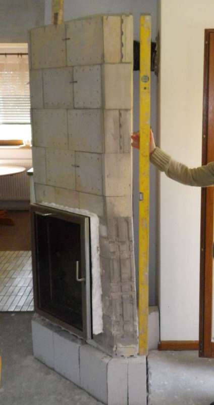 BAU.DE / BAU-Forum: 1. Bild zu Antwort "Detailaufnahmen: Schiefstellung des Kachelofen-Kerns sichtbar" auf die Frage "Kachelofen Kern schief: Toleranzen, Abstände & Reklamation – Was ist normal?" im BAU-Forum "Kamin und Kachelofen" BAU.DE / BAU-Forum: 1. Bild zu Antwort "Detailaufnahmen: Schiefstellung des Kachelofen-Kerns sichtbar" auf die Frage "Kachelofen Kern schief: Toleranzen, Abstände & Reklamation – Was ist normal?" im BAU-Forum "Kamin und Kachelofen"