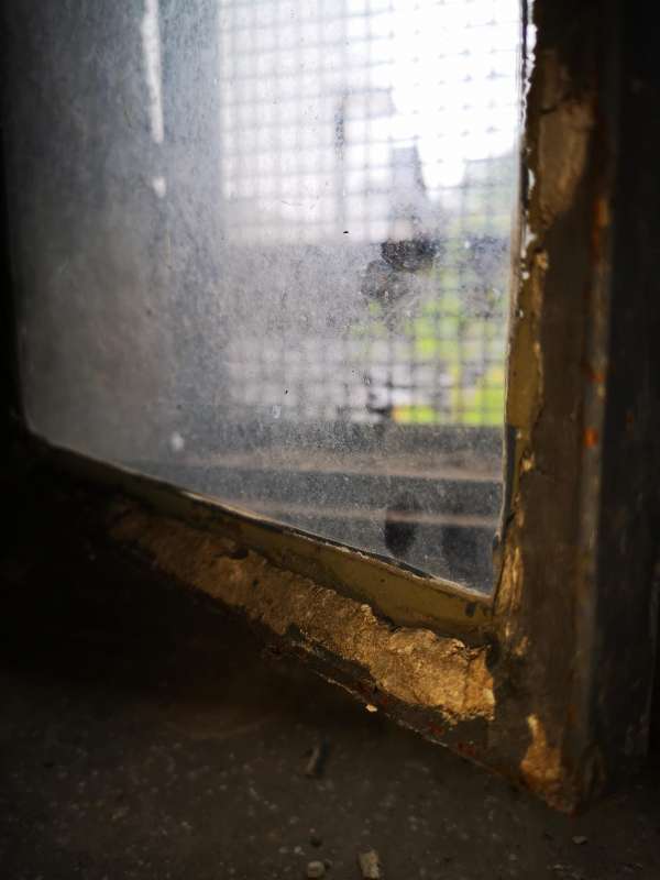 BAU.DE / BAU-Forum: 2. Bild zu Frage "Kellerfenster abdichten: Kleber & Dichtung für Metallrahmen – Empfehlungen?" im BAU-Forum "Keller" BAU.DE / BAU-Forum: 2. Bild zu Frage "Kellerfenster abdichten: Kleber & Dichtung für Metallrahmen – Empfehlungen?" im BAU-Forum "Keller"