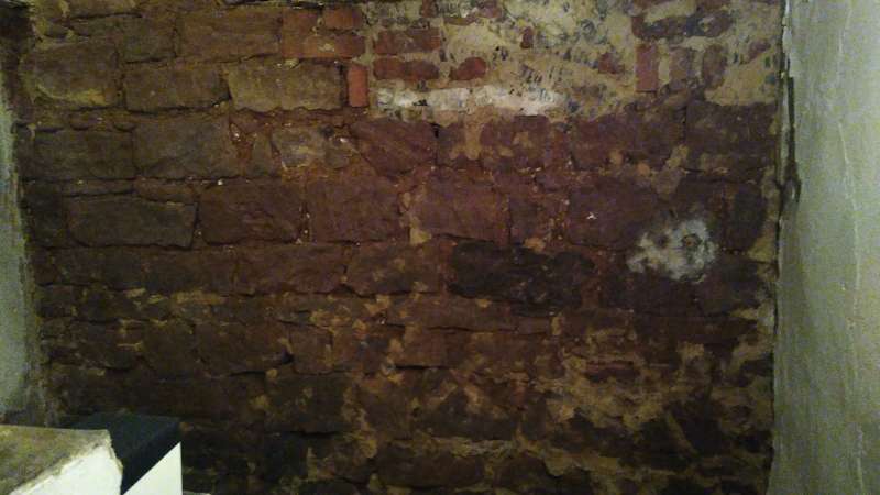 BAU.DE / BAU-Forum: 1. Bild zu Frage "Sandsteinmauer im Erdreich: Feuchtigkeit, Putz & Sanierung – Was tun bei Altbau?" im BAU-Forum "Keller" BAU.DE / BAU-Forum: 1. Bild zu Frage "Sandsteinmauer im Erdreich: Feuchtigkeit, Putz & Sanierung – Was tun bei Altbau?" im BAU-Forum "Keller"