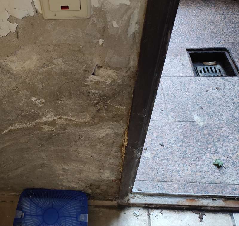 BAU.DE / BAU-Forum: 2. Bild zu Frage "Keller undicht: Ursachenforschung, Feuchtigkeitsschäden & Sanierungsmöglichkeiten?" im BAU-Forum "Keller" BAU.DE / BAU-Forum: 2. Bild zu Frage "Keller undicht: Ursachenforschung, Feuchtigkeitsschäden & Sanierungsmöglichkeiten?" im BAU-Forum "Keller"