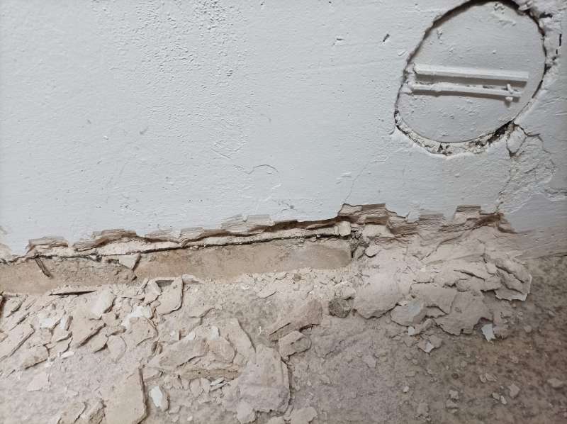 BAU.DE / BAU-Forum: 1. Bild zu Frage "Wanddurchführung ohne Grundsteine: Ursachen, Risiken & Sanierung bei fehlender Horizontalsperre?" im BAU-Forum "Keller" BAU.DE / BAU-Forum: 1. Bild zu Frage "Wanddurchführung ohne Grundsteine: Ursachen, Risiken & Sanierung bei fehlender Horizontalsperre?" im BAU-Forum "Keller"