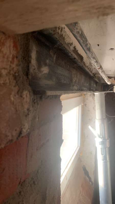 BAU.DE / BAU-Forum: 1. Bild zu Frage "Kellerfenster-Träger steht hervor: Korrekter Einbau? Was tun bei Bedenken?" im BAU-Forum "Keller" BAU.DE / BAU-Forum: 1. Bild zu Frage "Kellerfenster-Träger steht hervor: Korrekter Einbau? Was tun bei Bedenken?" im BAU-Forum "Keller"