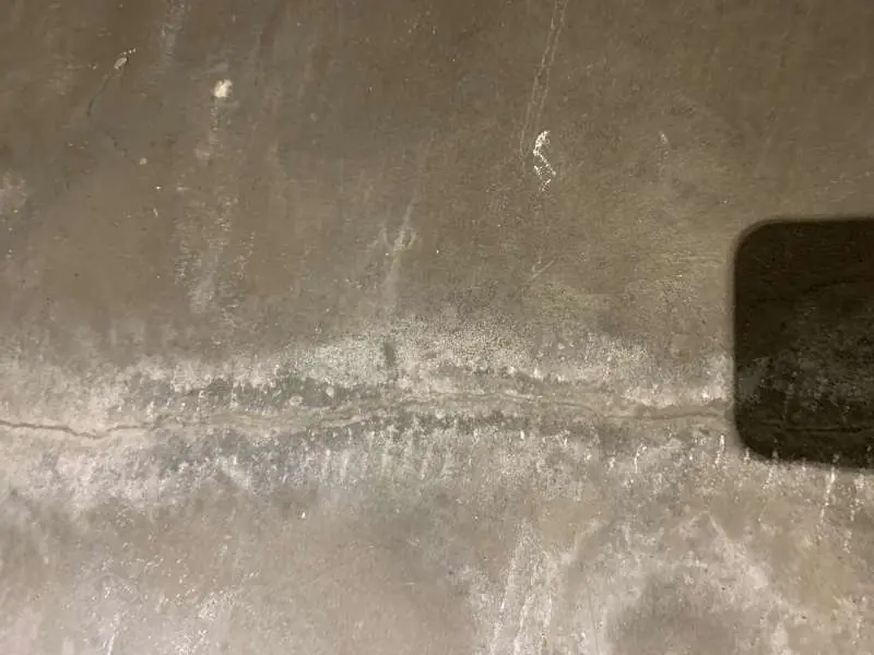 BAU.DE / BAU-Forum: 1. Bild zu Frage "Dichtschlämme Kellerboden reparieren: Risse, Ablösungen & neuer Anstrich – Ursachen, Anleitung?" im BAU-Forum "Keller" BAU.DE / BAU-Forum: 1. Bild zu Frage "Dichtschlämme Kellerboden reparieren: Risse, Ablösungen & neuer Anstrich – Ursachen, Anleitung?" im BAU-Forum "Keller"