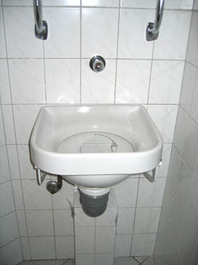 BAU.DE / BAU-Forum: 1. Bild zu Frage "Speibecken/Spuckbecken aus Keramik/Porzellan finden: Hersteller, Alternativen & Kosten?" im BAU-Forum "Sanitär, Bad, Dusche, WC" BAU.DE / BAU-Forum: 1. Bild zu Frage "Speibecken/Spuckbecken aus Keramik/Porzellan finden: Hersteller, Alternativen & Kosten?" im BAU-Forum "Sanitär, Bad, Dusche, WC"