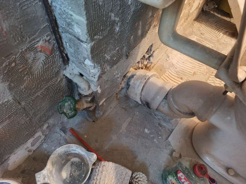 BAU.DE / BAU-Forum: 1. Bild zu Frage "Gussrohr WC-Abfluss verbinden: Adapter, Alternativen & Fachmann-Tipps für Altbau" im BAU-Forum "Sanitär, Bad, Dusche, WC" BAU.DE / BAU-Forum: 1. Bild zu Frage "Gussrohr WC-Abfluss verbinden: Adapter, Alternativen & Fachmann-Tipps für Altbau" im BAU-Forum "Sanitär, Bad, Dusche, WC"