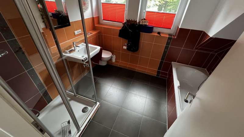 BAU.DE / BAU-Forum: 1. Bild zu Antwort "Badsanierung: Mangelndes Gefälle als Ursache" auf die Frage "Badsanierung: Dusche, Waschbecken, WC erneuern – 12.000 € Angebot realistisch?" im BAU-Forum "Sanitär, Bad, Dusche, WC" BAU.DE / BAU-Forum: 1. Bild zu Antwort "Badsanierung: Mangelndes Gefälle als Ursache" auf die Frage "Badsanierung: Dusche, Waschbecken, WC erneuern – 12.000 € Angebot realistisch?" im BAU-Forum "Sanitär, Bad, Dusche, WC"