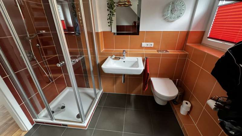 BAU.DE / BAU-Forum: 2. Bild zu Antwort "Badsanierung: Mangelndes Gefälle als Ursache" auf die Frage "Badsanierung: Dusche, Waschbecken, WC erneuern – 12.000 € Angebot realistisch?" im BAU-Forum "Sanitär, Bad, Dusche, WC" BAU.DE / BAU-Forum: 2. Bild zu Antwort "Badsanierung: Mangelndes Gefälle als Ursache" auf die Frage "Badsanierung: Dusche, Waschbecken, WC erneuern – 12.000 € Angebot realistisch?" im BAU-Forum "Sanitär, Bad, Dusche, WC"
