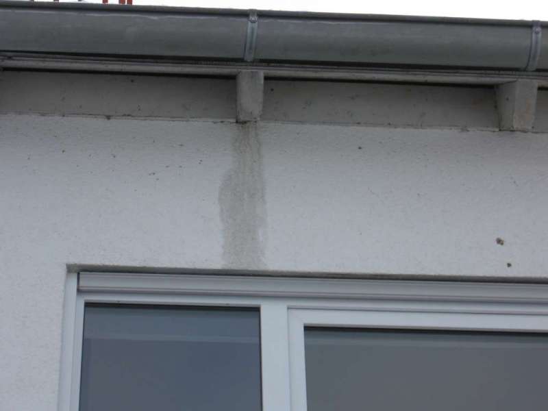 BAU.DE / BAU-Forum: 1. Bild zu Frage "Wasseraustritt unter dem Dach: Ursachen, Risiken & Sofortmaßnahmen für Ihr Reihenhaus?" im BAU-Forum "Modernisierung / Sanierung / Bauschäden" BAU.DE / BAU-Forum: 1. Bild zu Frage "Wasseraustritt unter dem Dach: Ursachen, Risiken & Sofortmaßnahmen für Ihr Reihenhaus?" im BAU-Forum "Modernisierung / Sanierung / Bauschäden"