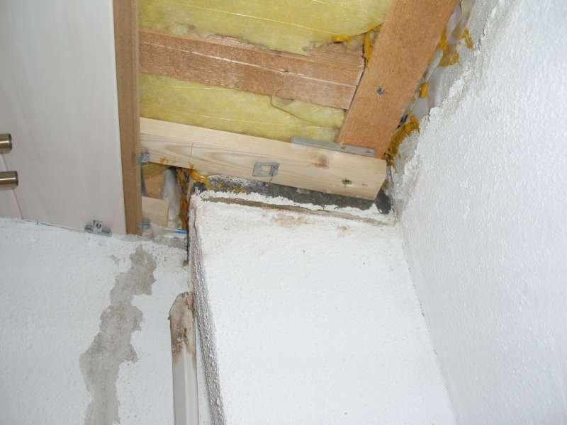 BAU.DE / BAU-Forum: 1. Bild zu Antwort "Dämmung am Kamin: Zustand hinter der Dampfbremse prüfen!" auf die Frage "Schwarze Verfärbung am Kamin der Brennwerttherme: Ursachen, Risiken & Sanierung?" im BAU-Forum "Modernisierung / Sanierung / Bauschäden" BAU.DE / BAU-Forum: 1. Bild zu Antwort "Dämmung am Kamin: Zustand hinter der Dampfbremse prüfen!" auf die Frage "Schwarze Verfärbung am Kamin der Brennwerttherme: Ursachen, Risiken & Sanierung?" im BAU-Forum "Modernisierung / Sanierung / Bauschäden"