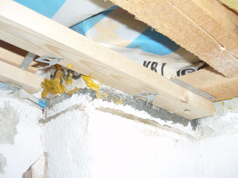 BAU.DE / BAU-Forum: 3. Bild zu Antwort "Dämmung am Kamin: Zustand hinter der Dampfbremse prüfen!" auf die Frage "Schwarze Verfärbung am Kamin der Brennwerttherme: Ursachen, Risiken & Sanierung?" im BAU-Forum "Modernisierung / Sanierung / Bauschäden" BAU.DE / BAU-Forum: 3. Bild zu Antwort "Dämmung am Kamin: Zustand hinter der Dampfbremse prüfen!" auf die Frage "Schwarze Verfärbung am Kamin der Brennwerttherme: Ursachen, Risiken & Sanierung?" im BAU-Forum "Modernisierung / Sanierung / Bauschäden"