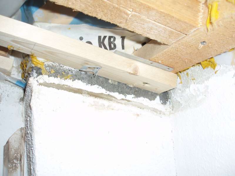 BAU.DE / BAU-Forum: 4. Bild zu Antwort "Dämmung am Kamin: Zustand hinter der Dampfbremse prüfen!" auf die Frage "Schwarze Verfärbung am Kamin der Brennwerttherme: Ursachen, Risiken & Sanierung?" im BAU-Forum "Modernisierung / Sanierung / Bauschäden" BAU.DE / BAU-Forum: 4. Bild zu Antwort "Dämmung am Kamin: Zustand hinter der Dampfbremse prüfen!" auf die Frage "Schwarze Verfärbung am Kamin der Brennwerttherme: Ursachen, Risiken & Sanierung?" im BAU-Forum "Modernisierung / Sanierung / Bauschäden"