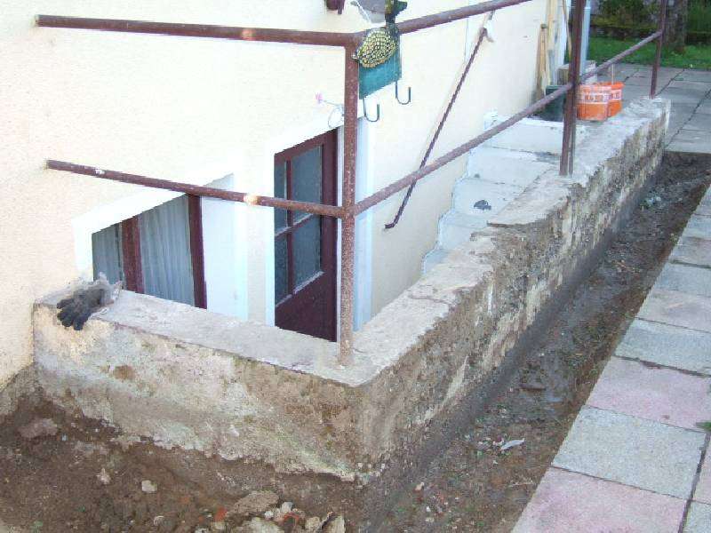 BAU.DE / BAU-Forum: 1. Bild zu Frage "Außenkellertreppe sanieren: Putzrisse, Materialauswahl & Kosten für Vorwandmauer?" im BAU-Forum "Modernisierung / Sanierung / Bauschäden" BAU.DE / BAU-Forum: 1. Bild zu Frage "Außenkellertreppe sanieren: Putzrisse, Materialauswahl & Kosten für Vorwandmauer?" im BAU-Forum "Modernisierung / Sanierung / Bauschäden"
