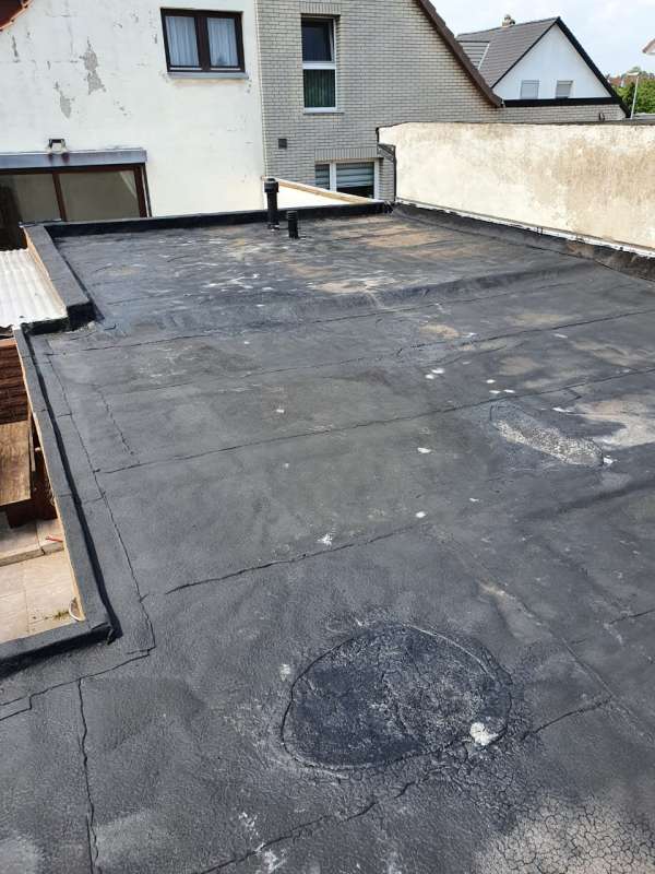 BAU.DE / BAU-Forum: 1. Bild zu Frage "Flachdachsanierung mit Bitumen: Kosten, Ablauf & Gefälledämmung beim Bungalow?" im BAU-Forum "Modernisierung / Sanierung / Bauschäden" BAU.DE / BAU-Forum: 1. Bild zu Frage "Flachdachsanierung mit Bitumen: Kosten, Ablauf & Gefälledämmung beim Bungalow?" im BAU-Forum "Modernisierung / Sanierung / Bauschäden"