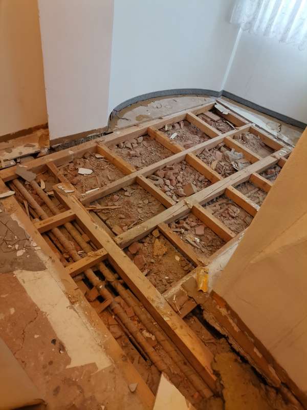BAU.DE / BAU-Forum: 4. Bild zu Frage "Holzbalkendecke sanieren: Aufbau, Dämmung, Dielen & Trockenestrich – Probleme mit Schutt?" im BAU-Forum "Modernisierung / Sanierung / Bauschäden" BAU.DE / BAU-Forum: 4. Bild zu Frage "Holzbalkendecke sanieren: Aufbau, Dämmung, Dielen & Trockenestrich – Probleme mit Schutt?" im BAU-Forum "Modernisierung / Sanierung / Bauschäden"