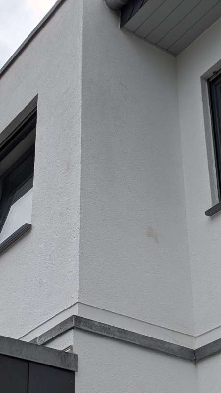 BAU.DE / BAU-Forum: 1. Bild zu Frage "Gelbbraune Flecken Fassade nach Regen: Ursachen, Analyse & Beseitigung der Verfärbung?" im BAU-Forum "Modernisierung / Sanierung / Bauschäden" BAU.DE / BAU-Forum: 1. Bild zu Frage "Gelbbraune Flecken Fassade nach Regen: Ursachen, Analyse & Beseitigung der Verfärbung?" im BAU-Forum "Modernisierung / Sanierung / Bauschäden"