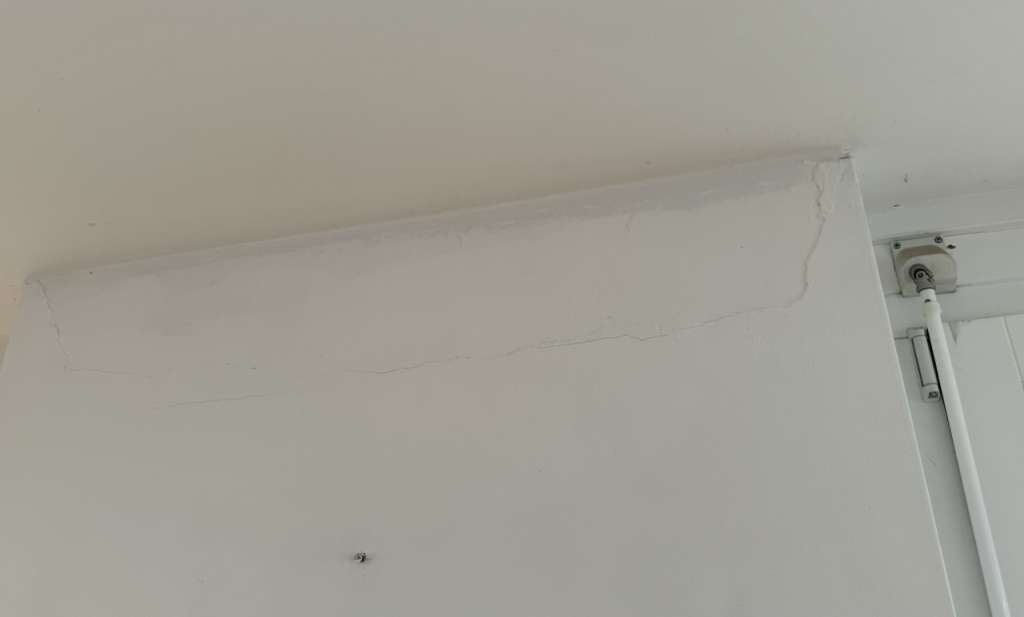 BAU.DE / BAU-Forum: 2. Bild zu Frage "Riss in Außenwand im Dachgeschoss: Ursachen, Risiken & Sanierungskosten?" im BAU-Forum "Modernisierung / Sanierung / Bauschäden" BAU.DE / BAU-Forum: 2. Bild zu Frage "Riss in Außenwand im Dachgeschoss: Ursachen, Risiken & Sanierungskosten?" im BAU-Forum "Modernisierung / Sanierung / Bauschäden"