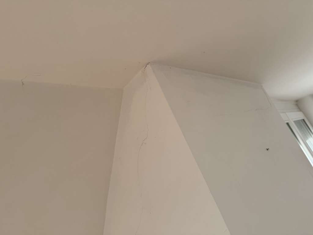 BAU.DE / BAU-Forum: 3. Bild zu Frage "Riss in Außenwand im Dachgeschoss: Ursachen, Risiken & Sanierungskosten?" im BAU-Forum "Modernisierung / Sanierung / Bauschäden" BAU.DE / BAU-Forum: 3. Bild zu Frage "Riss in Außenwand im Dachgeschoss: Ursachen, Risiken & Sanierungskosten?" im BAU-Forum "Modernisierung / Sanierung / Bauschäden"