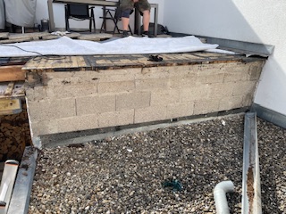 BAU.DE / BAU-Forum: 1. Bild zu Antwort "Holzbalken-Tausch: Nur vorderster Balken mit Wasserschaden" auf die Frage "Balkon sanieren: Holzbalken-Tausch, Unterkonstruktion prüfen & Abdichtung verbessern" im BAU-Forum "Modernisierung / Sanierung / Bauschäden" BAU.DE / BAU-Forum: 1. Bild zu Antwort "Holzbalken-Tausch: Nur vorderster Balken mit Wasserschaden" auf die Frage "Balkon sanieren: Holzbalken-Tausch, Unterkonstruktion prüfen & Abdichtung verbessern" im BAU-Forum "Modernisierung / Sanierung / Bauschäden"