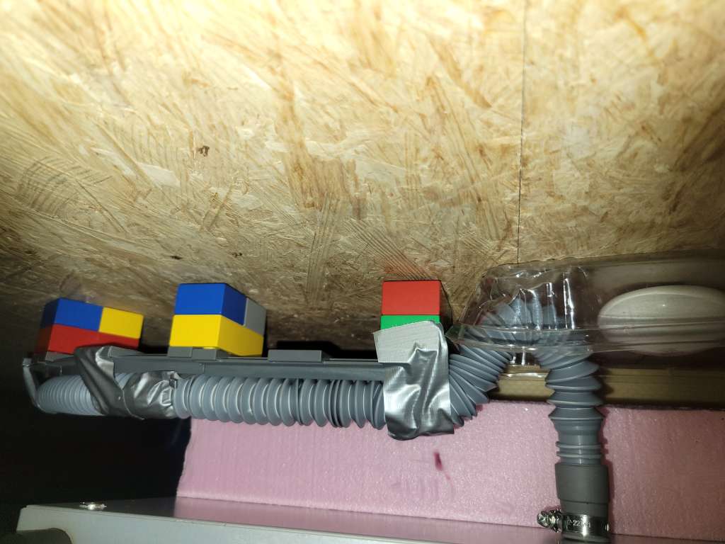 BAU.DE / BAU-Forum: 4. Bild zu Antwort "Siphon-Problem: Schlauch ohne Siphon – Wasserschaden Ursache" auf die Frage "Siphon für Belüftungsanlage: Ist diese Rohrform als Siphon geeignet? Tipps & Ratgeber" im BAU-Forum "Modernisierung / Sanierung / Bauschäden" BAU.DE / BAU-Forum: 4. Bild zu Antwort "Siphon-Problem: Schlauch ohne Siphon – Wasserschaden Ursache" auf die Frage "Siphon für Belüftungsanlage: Ist diese Rohrform als Siphon geeignet? Tipps & Ratgeber" im BAU-Forum "Modernisierung / Sanierung / Bauschäden"