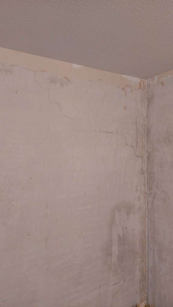 BAU.DE / BAU-Forum: 1. Bild zu Frage "Risse im Innenputz Altbau: Ursachen, Risiken & Sanierungskosten?" im BAU-Forum "Modernisierung / Sanierung / Bauschäden" BAU.DE / BAU-Forum: 1. Bild zu Frage "Risse im Innenputz Altbau: Ursachen, Risiken & Sanierungskosten?" im BAU-Forum "Modernisierung / Sanierung / Bauschäden"