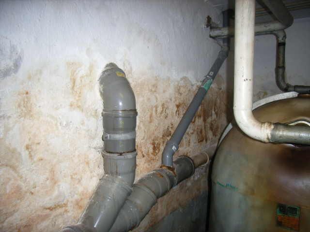 BAU.DE / BAU-Forum: 1. Bild zu Frage "Nasse Kellerwände: Ursachen, Wassereinbruch erkennen & Sanierungskosten?" im BAU-Forum "Tiefbau und Spezialtiefbau" BAU.DE / BAU-Forum: 1. Bild zu Frage "Nasse Kellerwände: Ursachen, Wassereinbruch erkennen & Sanierungskosten?" im BAU-Forum "Tiefbau und Spezialtiefbau"