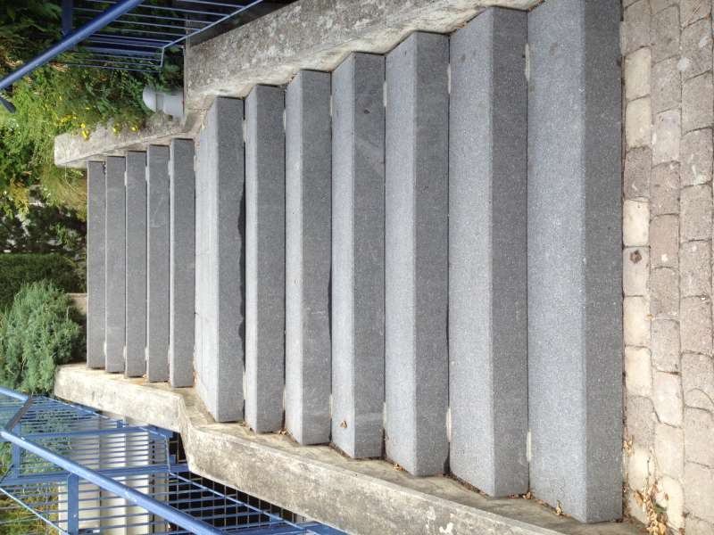 BAU.DE / BAU-Forum: 1. Bild zu Frage "Außentreppe mit Schlitzen: Zweck, Funktion & Sicherheitsaspekte der Rillenstufen?" im BAU-Forum "Treppen, Rampen, Leitern" BAU.DE / BAU-Forum: 1. Bild zu Frage "Außentreppe mit Schlitzen: Zweck, Funktion & Sicherheitsaspekte der Rillenstufen?" im BAU-Forum "Treppen, Rampen, Leitern"