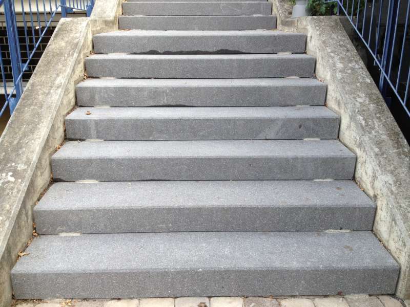 BAU.DE / BAU-Forum: 2. Bild zu Frage "Außentreppe mit Schlitzen: Zweck, Funktion & Sicherheitsaspekte der Rillenstufen?" im BAU-Forum "Treppen, Rampen, Leitern" BAU.DE / BAU-Forum: 2. Bild zu Frage "Außentreppe mit Schlitzen: Zweck, Funktion & Sicherheitsaspekte der Rillenstufen?" im BAU-Forum "Treppen, Rampen, Leitern"