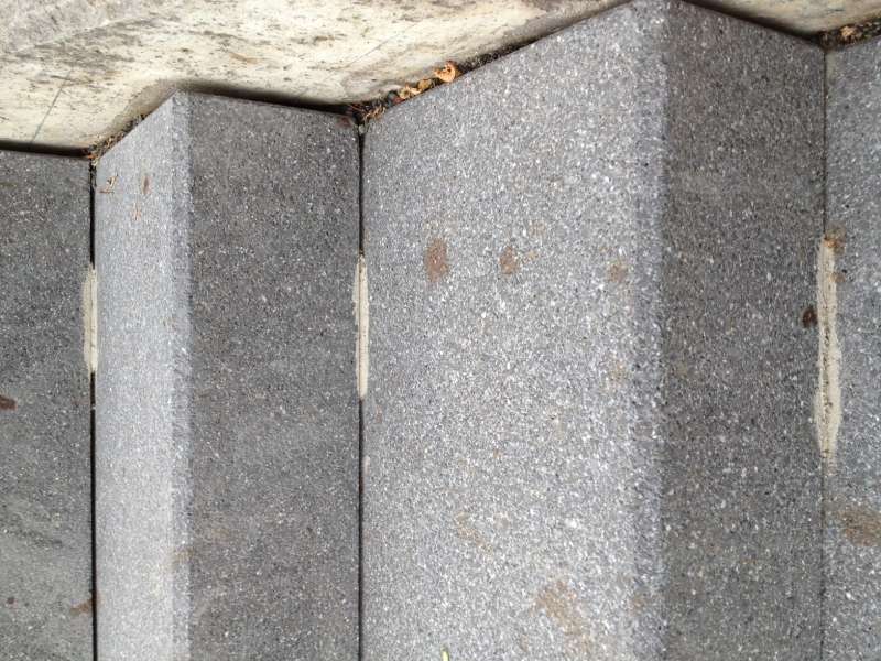 BAU.DE / BAU-Forum: 3. Bild zu Frage "Außentreppe mit Schlitzen: Zweck, Funktion & Sicherheitsaspekte der Rillenstufen?" im BAU-Forum "Treppen, Rampen, Leitern" BAU.DE / BAU-Forum: 3. Bild zu Frage "Außentreppe mit Schlitzen: Zweck, Funktion & Sicherheitsaspekte der Rillenstufen?" im BAU-Forum "Treppen, Rampen, Leitern"