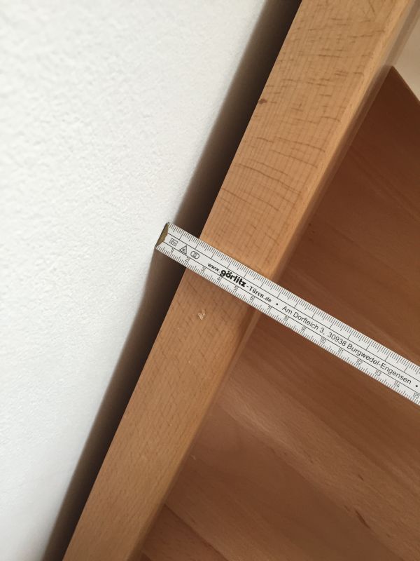 BAU.DE / BAU-Forum: 1. Bild zu Frage "Holztreppe mit Wangen: 2 cm Abstand zur Wand – Ursachen, Lösungen & Rechte des Bauherrn?" im BAU-Forum "Treppen, Rampen, Leitern" BAU.DE / BAU-Forum: 1. Bild zu Frage "Holztreppe mit Wangen: 2 cm Abstand zur Wand – Ursachen, Lösungen & Rechte des Bauherrn?" im BAU-Forum "Treppen, Rampen, Leitern"