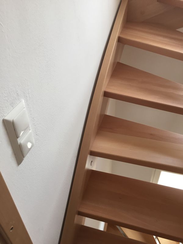 BAU.DE / BAU-Forum: 2. Bild zu Frage "Holztreppe mit Wangen: 2 cm Abstand zur Wand – Ursachen, Lösungen & Rechte des Bauherrn?" im BAU-Forum "Treppen, Rampen, Leitern" BAU.DE / BAU-Forum: 2. Bild zu Frage "Holztreppe mit Wangen: 2 cm Abstand zur Wand – Ursachen, Lösungen & Rechte des Bauherrn?" im BAU-Forum "Treppen, Rampen, Leitern"