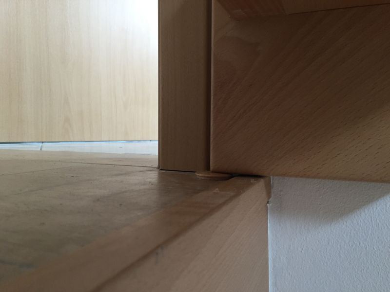 BAU.DE / BAU-Forum: 3. Bild zu Frage "Holztreppe mit Wangen: 2 cm Abstand zur Wand – Ursachen, Lösungen & Rechte des Bauherrn?" im BAU-Forum "Treppen, Rampen, Leitern" BAU.DE / BAU-Forum: 3. Bild zu Frage "Holztreppe mit Wangen: 2 cm Abstand zur Wand – Ursachen, Lösungen & Rechte des Bauherrn?" im BAU-Forum "Treppen, Rampen, Leitern"