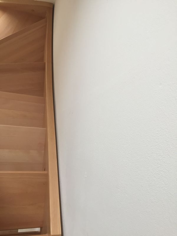 BAU.DE / BAU-Forum: 5. Bild zu Frage "Holztreppe mit Wangen: 2 cm Abstand zur Wand – Ursachen, Lösungen & Rechte des Bauherrn?" im BAU-Forum "Treppen, Rampen, Leitern" BAU.DE / BAU-Forum: 5. Bild zu Frage "Holztreppe mit Wangen: 2 cm Abstand zur Wand – Ursachen, Lösungen & Rechte des Bauherrn?" im BAU-Forum "Treppen, Rampen, Leitern"