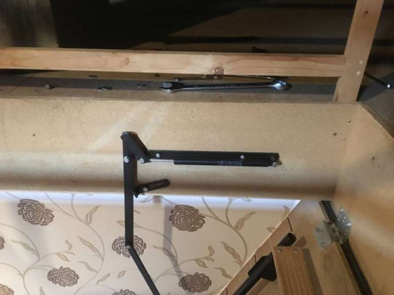 BAU.DE / BAU-Forum: 1. Bild zu Frage "Dachbodentreppe fällt ungebremst: Ursachen, Reparatur & Austausch der Dämpfer?" im BAU-Forum "Treppen, Rampen, Leitern" BAU.DE / BAU-Forum: 1. Bild zu Frage "Dachbodentreppe fällt ungebremst: Ursachen, Reparatur & Austausch der Dämpfer?" im BAU-Forum "Treppen, Rampen, Leitern"