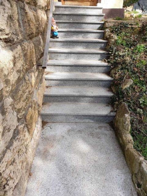 BAU.DE / BAU-Forum: 1. Bild zu Frage "Granittreppe rückbauen & Granitplatten erhalten: Anleitung zur zerstörungsfreien Demontage?" im BAU-Forum "Treppen, Rampen, Leitern" BAU.DE / BAU-Forum: 1. Bild zu Frage "Granittreppe rückbauen & Granitplatten erhalten: Anleitung zur zerstörungsfreien Demontage?" im BAU-Forum "Treppen, Rampen, Leitern"