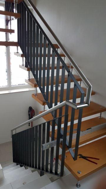 BAU.DE / BAU-Forum: 1. Bild zu Frage "Freitragende Bolzentreppe ausrichten: Ursachen, Absenkung beheben & Anleitung" im BAU-Forum "Treppen, Rampen, Leitern" BAU.DE / BAU-Forum: 1. Bild zu Frage "Freitragende Bolzentreppe ausrichten: Ursachen, Absenkung beheben & Anleitung" im BAU-Forum "Treppen, Rampen, Leitern"