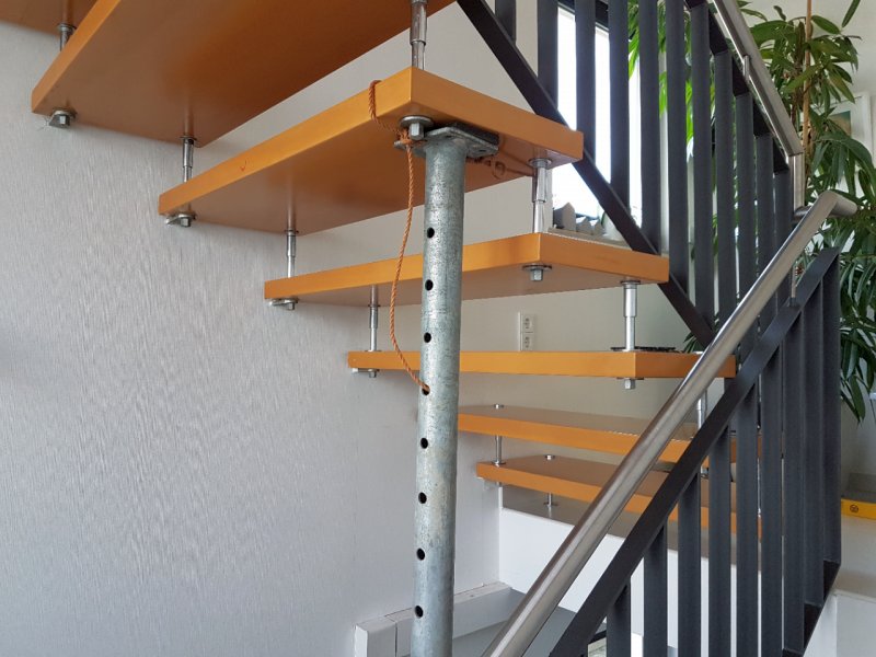 BAU.DE / BAU-Forum: 1. Bild zu Antwort "Bolzentreppe: Tragsystem – Wandanker & Bolzen im Detail" auf die Frage "Freitragende Bolzentreppe ausrichten: Ursachen, Absenkung beheben & Anleitung" im BAU-Forum "Treppen, Rampen, Leitern" BAU.DE / BAU-Forum: 1. Bild zu Antwort "Bolzentreppe: Tragsystem – Wandanker & Bolzen im Detail" auf die Frage "Freitragende Bolzentreppe ausrichten: Ursachen, Absenkung beheben & Anleitung" im BAU-Forum "Treppen, Rampen, Leitern"
