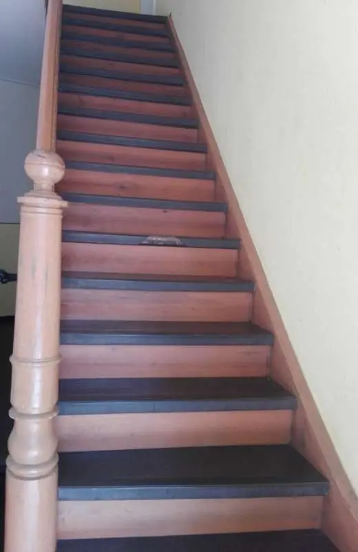 BAU.DE / BAU-Forum: 1. Bild zu Frage "Treppenkanten-Reparatur: PVC-Noppenboden lösen oder nur beschädigtes Profil ersetzen? Kosten & Risiken" im BAU-Forum "Treppen, Rampen, Leitern" BAU.DE / BAU-Forum: 1. Bild zu Frage "Treppenkanten-Reparatur: PVC-Noppenboden lösen oder nur beschädigtes Profil ersetzen? Kosten & Risiken" im BAU-Forum "Treppen, Rampen, Leitern"