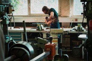 Werkbank clever planen: Ergonomie, Ordnung und Ausstattung für Heim- und Profiwerkstatt - Bild: Maxime Agnelli / Unsplash Werkbank clever planen: Ergonomie, Ordnung und Ausstattung für Heim- und Profiwerkstatt - Bild: Maxime Agnelli / Unsplash