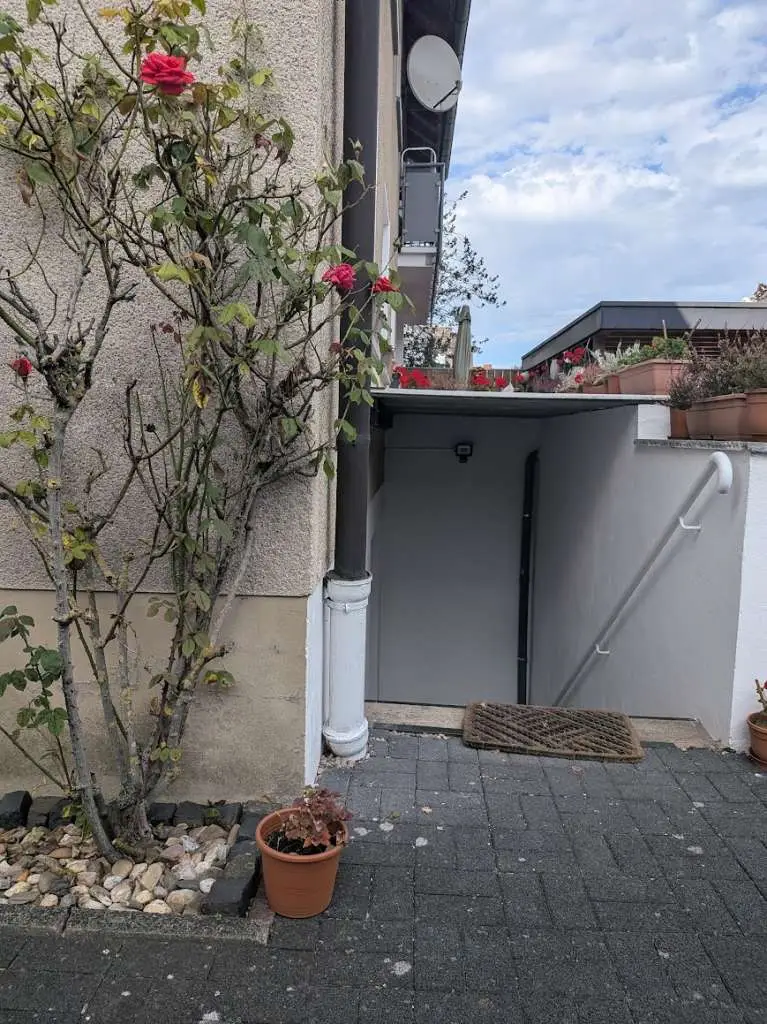 BAU.DE / BAU-Forum: 4. Bild zu Frage "Schimmel an Außenwand-Ecke EG: Ursachen, Risiken & Sanierung bei Ziegelbau (Baujahr 1966)?" im BAU-Forum "Außenwände und Fassaden" BAU.DE / BAU-Forum: 4. Bild zu Frage "Schimmel an Außenwand-Ecke EG: Ursachen, Risiken & Sanierung bei Ziegelbau (Baujahr 1966)?" im BAU-Forum "Außenwände und Fassaden"
