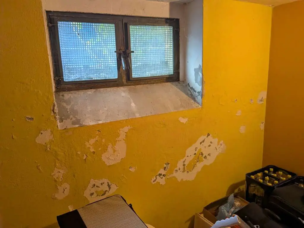 BAU.DE / BAU-Forum: 5. Bild zu Frage "Schimmel an Außenwand-Ecke EG: Ursachen, Risiken & Sanierung bei Ziegelbau (Baujahr 1966)?" im BAU-Forum "Außenwände und Fassaden" BAU.DE / BAU-Forum: 5. Bild zu Frage "Schimmel an Außenwand-Ecke EG: Ursachen, Risiken & Sanierung bei Ziegelbau (Baujahr 1966)?" im BAU-Forum "Außenwände und Fassaden"
