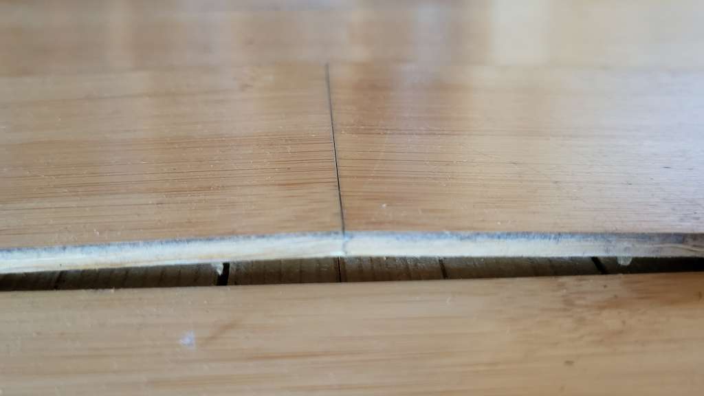 BAU-Forumsbeitrag: Bambusparkett löst sich ab: Deckschicht von Trägerplatte - Reparatur? BAU-Forumsbeitrag: Bambusparkett löst sich ab: Deckschicht von Trägerplatte - Reparatur?