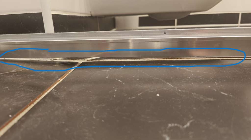 BAU-Forumsbeitrag: Fotos zu: Duschrahmen auf Fliesen montieren: Wie Unterfütterung bei Hohlräumen korrekt ausführen? BAU-Forumsbeitrag: Fotos zu: Duschrahmen auf Fliesen montieren: Wie Unterfütterung bei Hohlräumen korrekt ausführen?