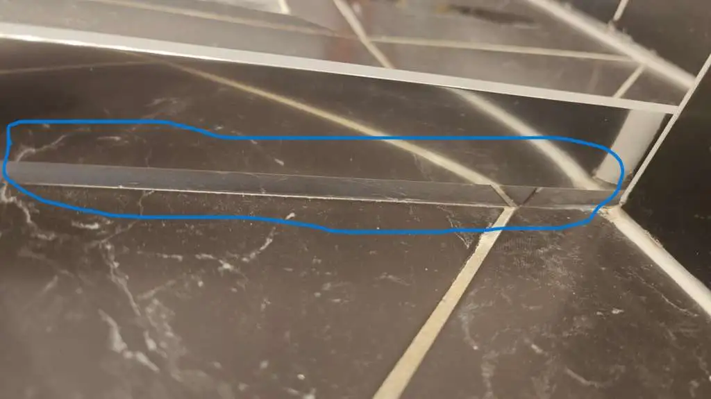 BAU-Forumsbeitrag: Fotos zu: Duschrahmen auf Fliesen montieren: Wie Unterfütterung bei Hohlräumen korrekt ausführen?? BAU-Forumsbeitrag: Fotos zu: Duschrahmen auf Fliesen montieren: Wie Unterfütterung bei Hohlräumen korrekt ausführen??