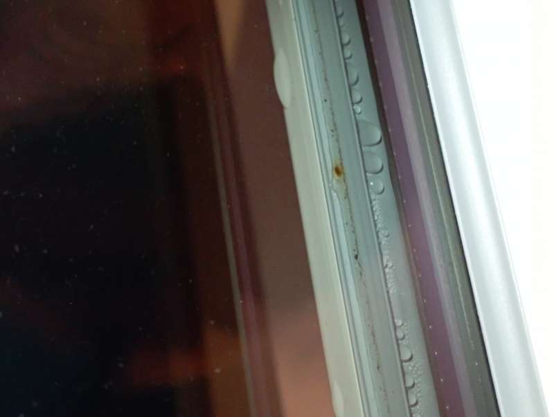 BAU.DE / BAU-Forum: 1. Bild zu Frage "Fenster Dichtung Glas Rahmen außen...wie dicht muss die sein?" im Forum "Fenster und Außentüren" BAU.DE / BAU-Forum: 1. Bild zu Frage "Fenster Dichtung Glas Rahmen außen...wie dicht muss die sein?" im Forum "Fenster und Außentüren"