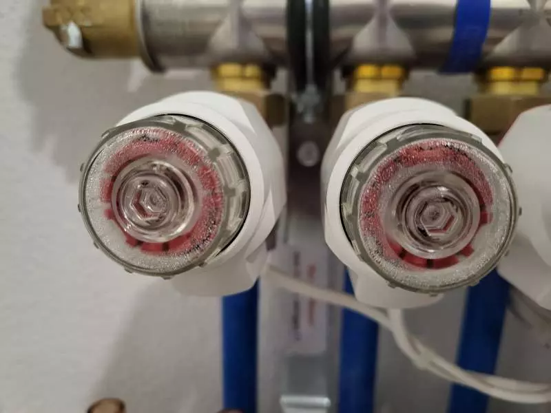 BAU.DE / BAU-Forum: 2. Bild zu Frage "Stellantriebe der Fußbodenheizung schwitzen" im Forum "Fußbodenheizungen / Wandheizungen" BAU.DE / BAU-Forum: 2. Bild zu Frage "Stellantriebe der Fußbodenheizung schwitzen" im Forum "Fußbodenheizungen / Wandheizungen"