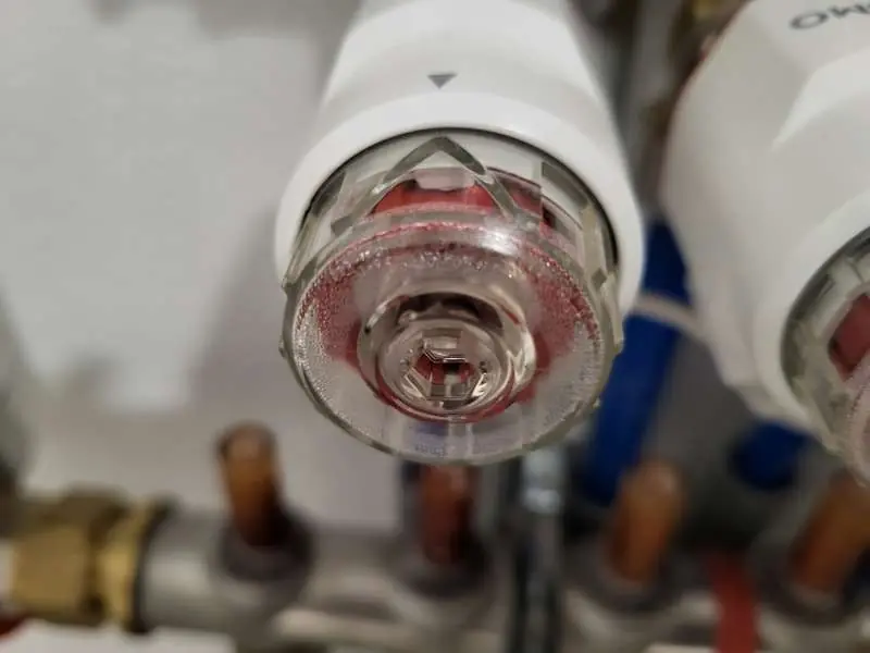 BAU.DE / BAU-Forum: 3. Bild zu Frage "Stellantriebe der Fußbodenheizung schwitzen" im Forum "Fußbodenheizungen / Wandheizungen" BAU.DE / BAU-Forum: 3. Bild zu Frage "Stellantriebe der Fußbodenheizung schwitzen" im Forum "Fußbodenheizungen / Wandheizungen"