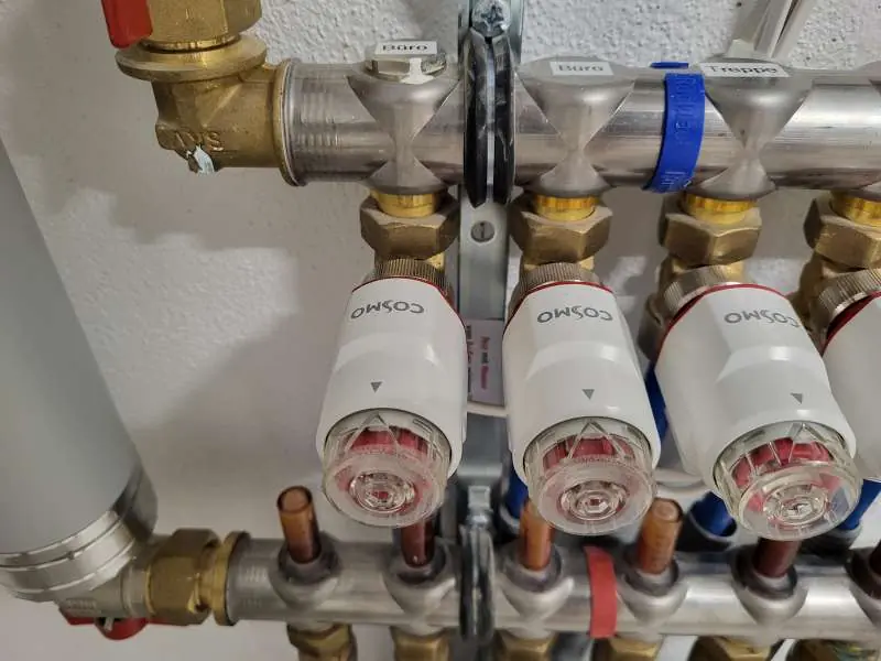 BAU.DE / BAU-Forum: 5. Bild zu Frage "Stellantriebe der Fußbodenheizung schwitzen" im Forum "Fußbodenheizungen / Wandheizungen" BAU.DE / BAU-Forum: 5. Bild zu Frage "Stellantriebe der Fußbodenheizung schwitzen" im Forum "Fußbodenheizungen / Wandheizungen"